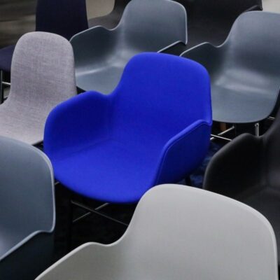 2021_Stühle Konferenzsaal_jacob-weinzettel-8-zjb7rnftc-unsplash